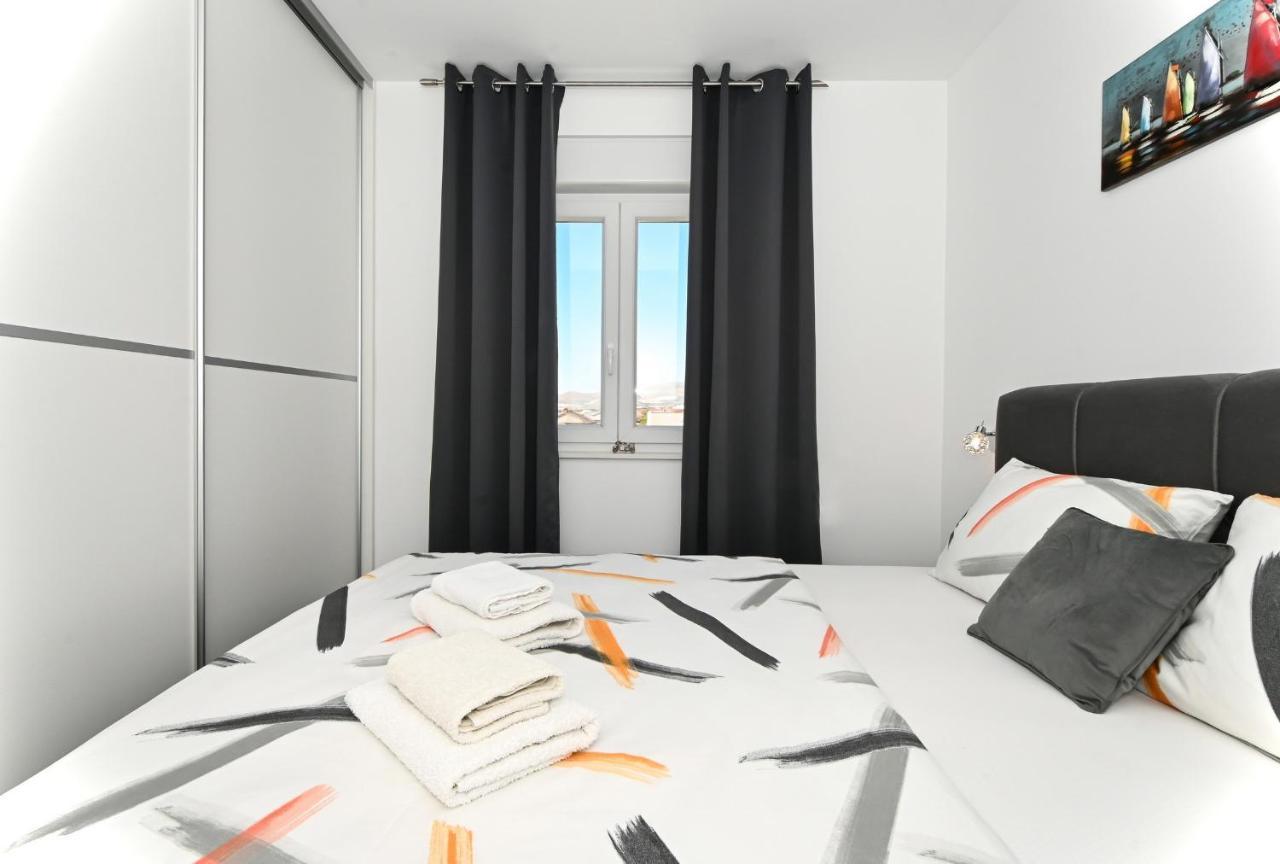 Luxury Apartment White Crystal Kastela Bagian luar foto