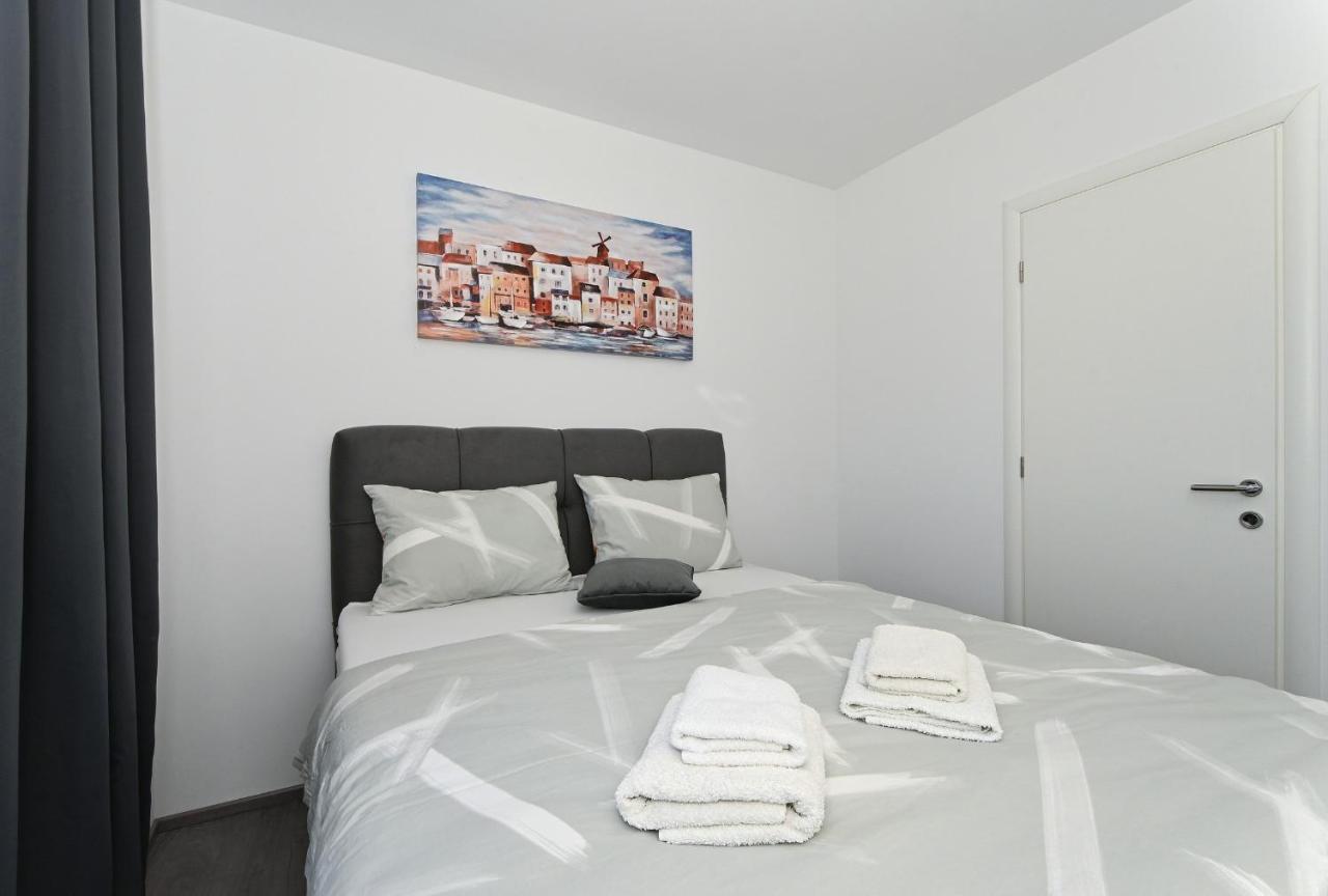 Luxury Apartment White Crystal Kastela Bagian luar foto